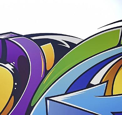 Plexiglas-Wand, die mit Graffiti bemalt ist