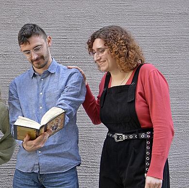 Gruppe von Personen vor einer grauen Fassade