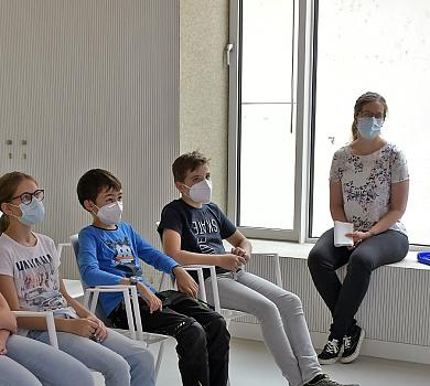Eine Gruppe Schüler sitzt in einem Vortragsraum. 