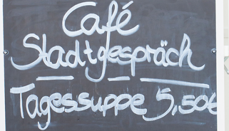 Ausschnitt einer Tafel, auf der Angebote eines Cafés aufgeführt sind Quelle: Café Stadtgespräch