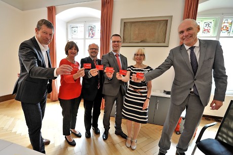 6 Personen halten rote Kartenausweise in die Kamera Quelle: Steffen Schlüter