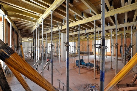 Innere eines Hauses in der Bauphase, viele Stützen sind im Raum zur Stabilisierung Quelle: Steffen Schlüter