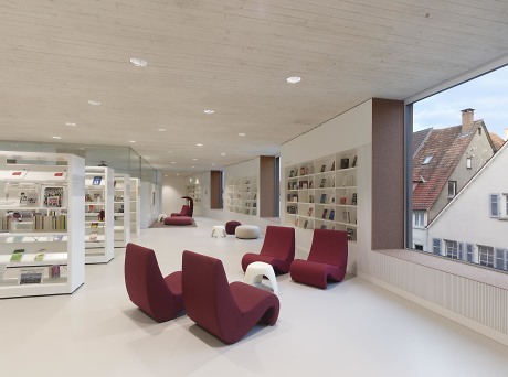 Innenraum einer Bibliothek mit Bücherregalen und Sitzmöbeln Quelle: Roland Halbe