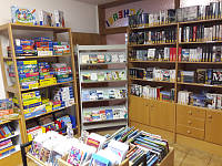 Bücherregale, welche mit zahlreichen Medien bestückt sind