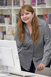 Portrait einer Frau in einer Bibliothek