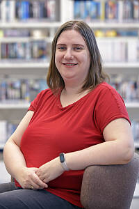 Portrait einer Frau in einer Bibliothek