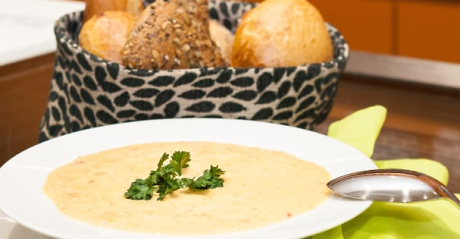 Im Vordergrund ein Teller Suppe, dahinter ein Brotkörbchen Quelle: Café Stadtgespräch