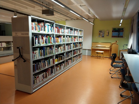 Innenansicht einer Bücherei Quelle: Mediothek am Eugen-Bolz-Gymnasium