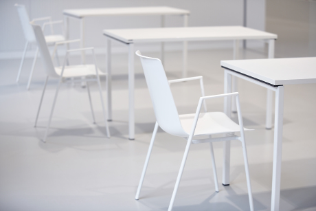 Raum mit weißem Tisch und weißen Stühlen Quelle: Steffen Schlüter