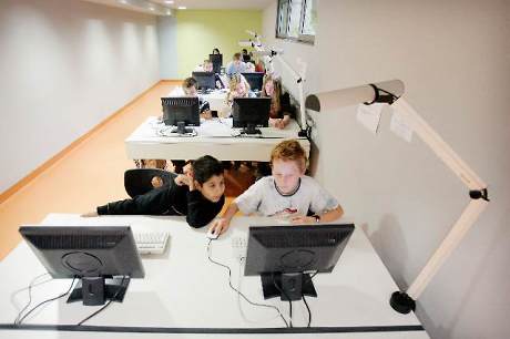 Mehrere Jugendliche arbeiten in einem Computerraum an Computerarbeitsplätzen Quelle: Mediothek am Eugen-Bolz-Gymnasium