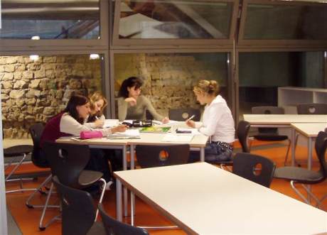 Jugendliche arbeiten an einem Tisch zusammen Quelle: Mediothek am Eugen-Bolz-Gymnasium