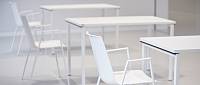Weiße Stühle und Tische in einem Raum